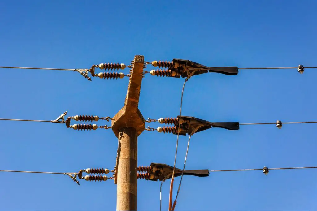 Overhead power lines insulators and conductors